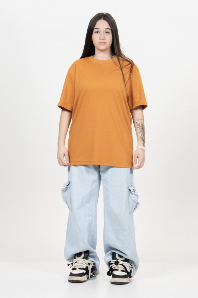 Camiseta Streetwear'24 Urban Suedine Básico Tangerina, confeccionada em fio 24.1, gramatura 240 g/m², com modelagem exclusiva, gola canelada 2x1 e design urbano clássico.