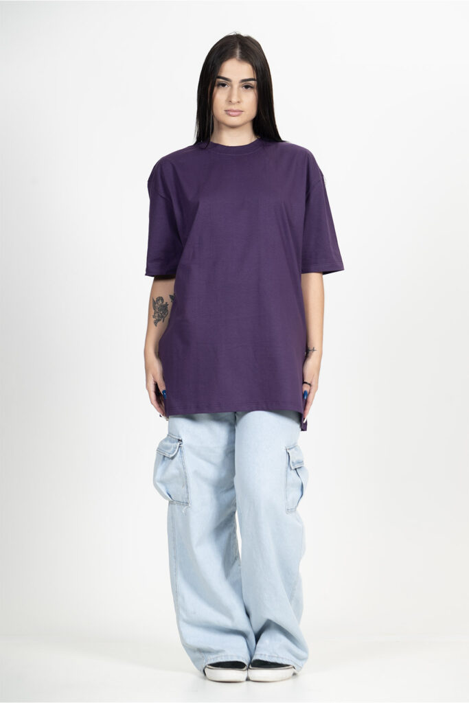 Camiseta Violeta Streetwear Urban, confeccionada em malha de fio 30.1 penteado, 100% algodão, destacando estilo, conforto e modelagem streetwear com caimento solto.
